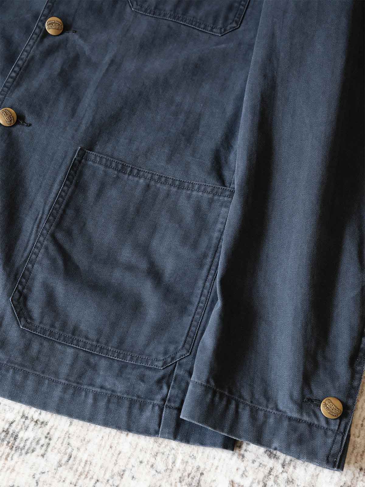 製品画像: ヴィンテージヘリンボーンウォッシュジャケットの全体画像、独特な時代感を持つデザイン
詳細画像: ウォッシュ加工されたヘリンボーン柄の生地とヴィンテージメタルボタンのディテール