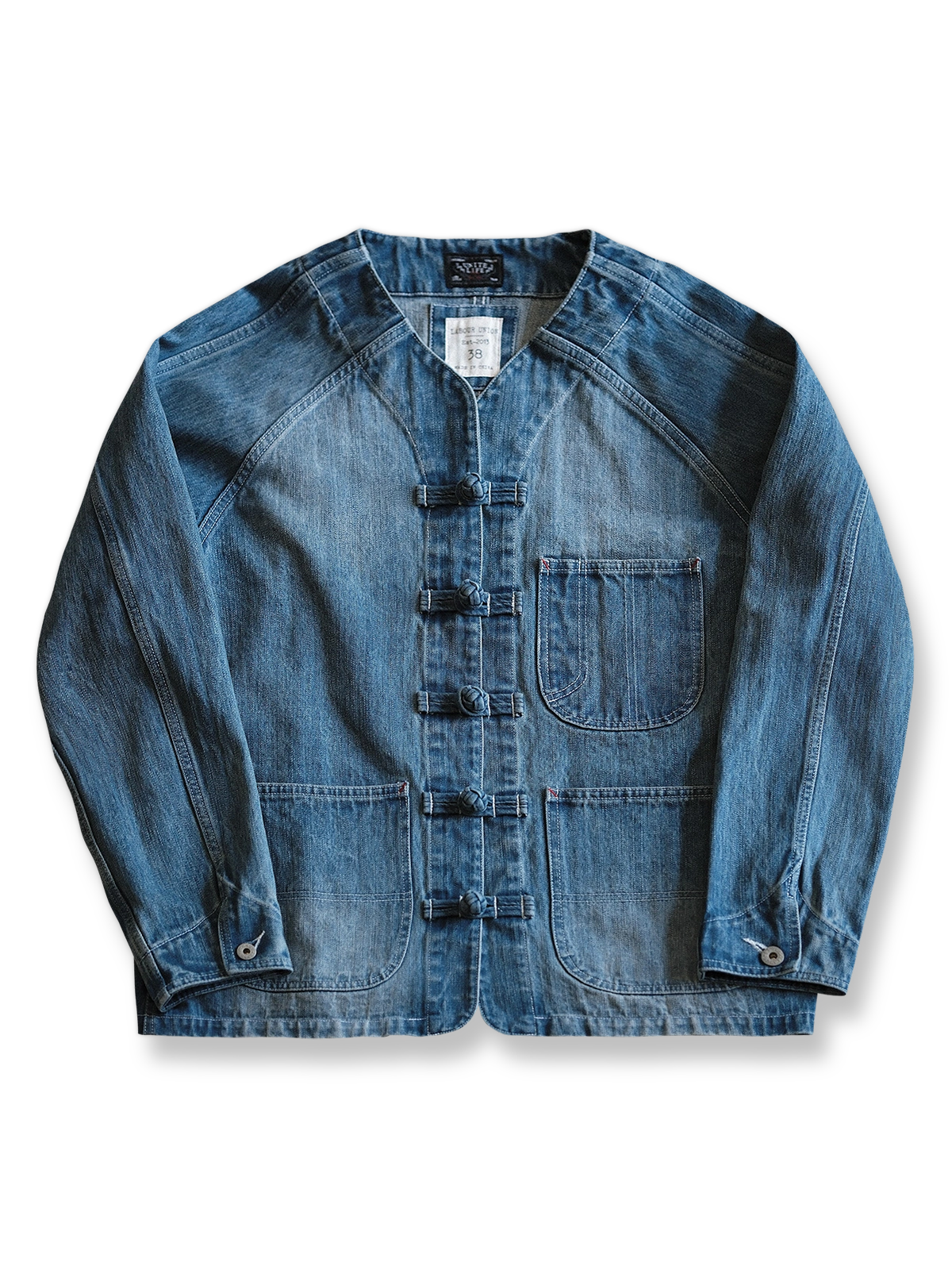 製品画像: ヴィンテージウォッシュ加工のデニムチャイニーズボタンワークジャケット正面画像。伝統とモダンが融合したデザイン
詳細画像: チャイニーズボタンやウォッシュ加工のディテールが見えるジャケットの画像