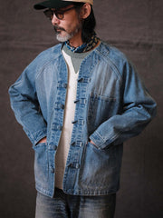 詳細画像: チャイニーズボタンやウォッシュ加工のディテールが見えるジャケットの画像
モデル画像: ヴィンテージウォッシュデニムチャイニーズボタンワークジャケットを着用したモデルの全身画像
