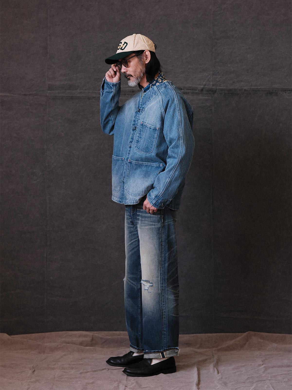 詳細画像: チャイニーズボタンやウォッシュ加工のディテールが見えるジャケットの画像
モデル画像: ヴィンテージウォッシュデニムチャイニーズボタンワークジャケットを着用したモデルの全身画像