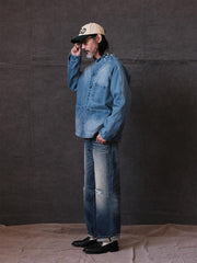 詳細画像: チャイニーズボタンやウォッシュ加工のディテールが見えるジャケットの画像
モデル画像: ヴィンテージウォッシュデニムチャイニーズボタンワークジャケットを着用したモデルの全身画像