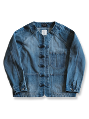 製品画像: ヴィンテージウォッシュ加工のデニムチャイニーズボタンワークジャケット正面画像。伝統とモダンが融合したデザイン
詳細画像: チャイニーズボタンやウォッシュ加工のディテールが見えるジャケットの画像