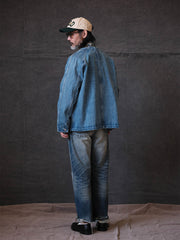 詳細画像: チャイニーズボタンやウォッシュ加工のディテールが見えるジャケットの画像
モデル画像: ヴィンテージウォッシュデニムチャイニーズボタンワークジャケットを着用したモデルの全身画像