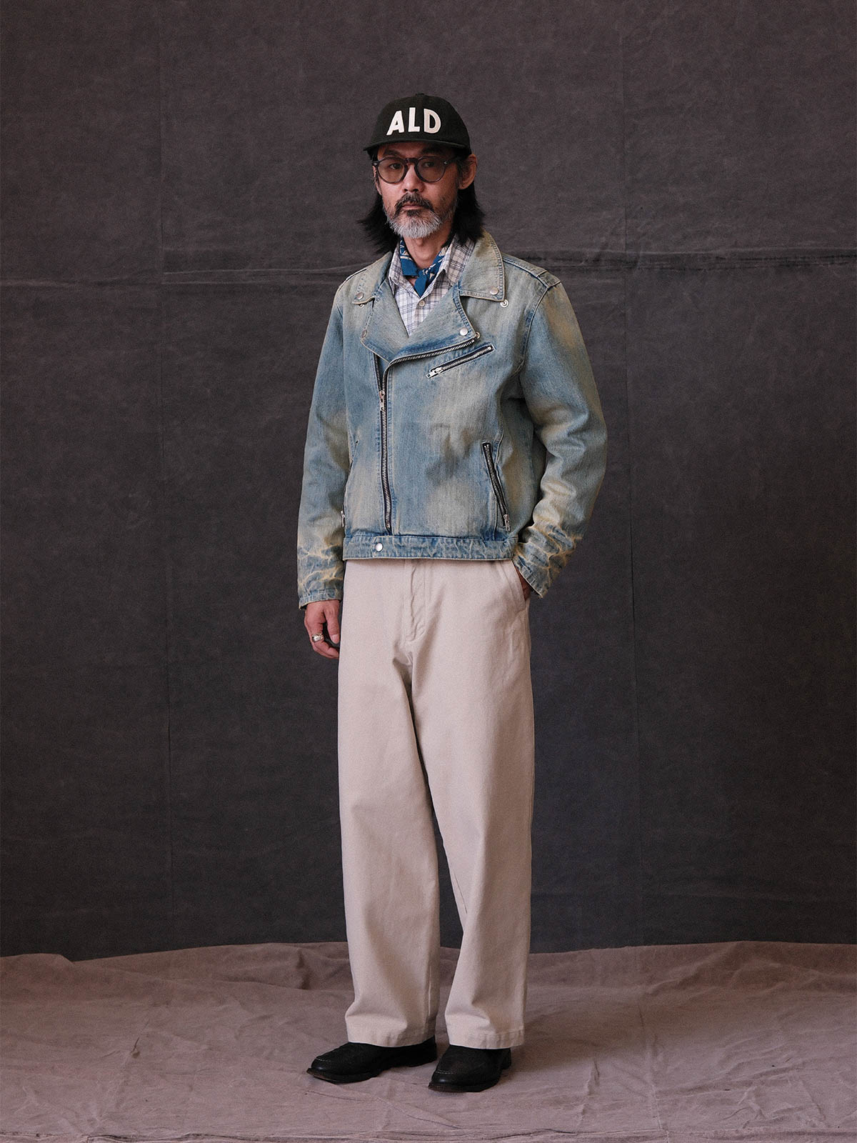 詳細画像: ジャケットのYKKヴィンテージジッパーとバイカースタイルの襟ディテールが分かる画像
モデル画像: ヴィンテージ加工バイカースタイルのデニムジップジャケットを着用したモデルの全身画像