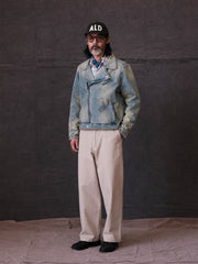 詳細画像: ジャケットのYKKヴィンテージジッパーとバイカースタイルの襟ディテールが分かる画像
モデル画像: ヴィンテージ加工バイカースタイルのデニムジップジャケットを着用したモデルの全身画像