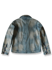 製品画像: ヴィンテージ加工バイカースタイルのデニムジップジャケットの正面画像。タフでスタイリッシュなデザインが際立つ
詳細画像: ジャケットのYKKヴィンテージジッパーとバイカースタイルの襟ディテールが分かる画像