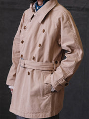 詳細画像: 調節可能な袖口やウエストベルト、ミリタリー風の多機能ポケットのディテール
モデル画像: ゆったりとしたシルエットのヴィンテージミリタリーコートの着用イメージ