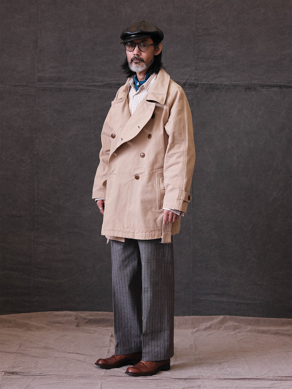 詳細画像: 調節可能な袖口やウエストベルト、ミリタリー風の多機能ポケットのディテール
モデル画像: ゆったりとしたシルエットのヴィンテージミリタリーコートの着用イメージ