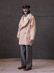 詳細画像: 調節可能な袖口やウエストベルト、ミリタリー風の多機能ポケットのディテール
モデル画像: ゆったりとしたシルエットのヴィンテージミリタリーコートの着用イメージ