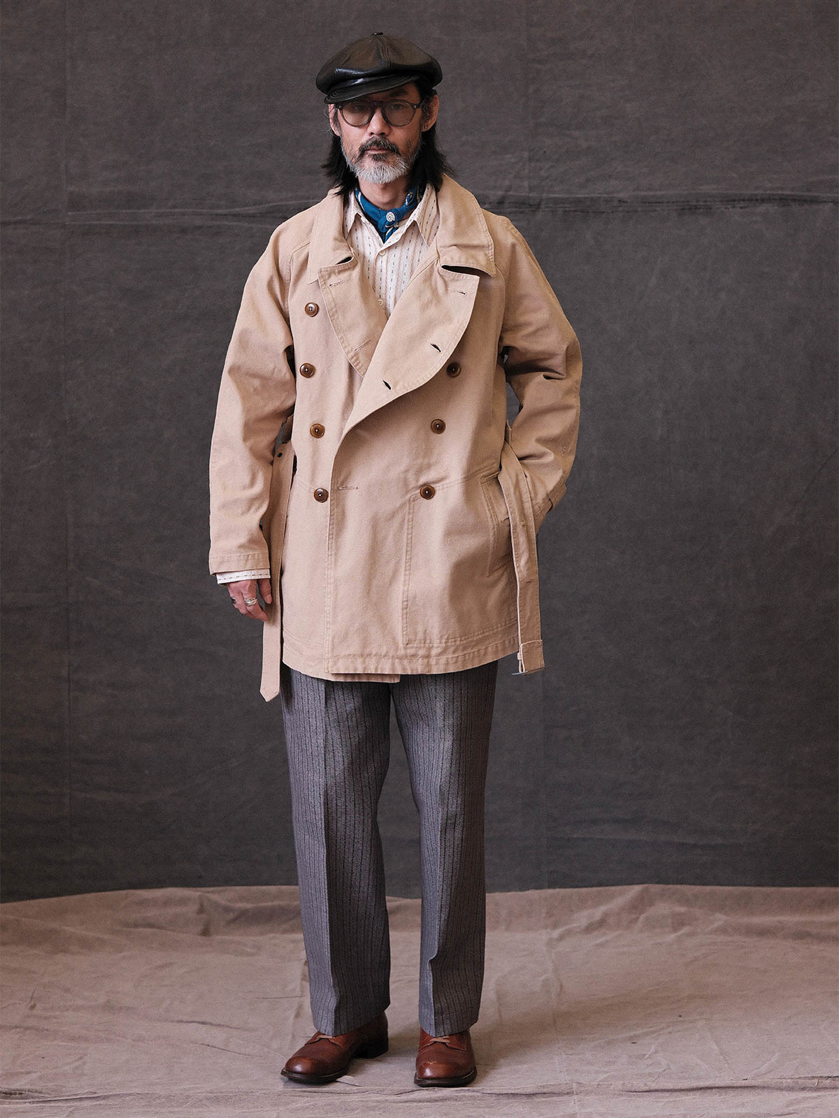 詳細画像: 調節可能な袖口やウエストベルト、ミリタリー風の多機能ポケットのディテール
モデル画像: ゆったりとしたシルエットのヴィンテージミリタリーコートの着用イメージ