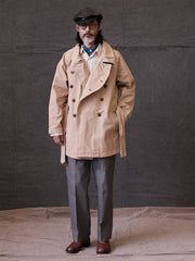 詳細画像: 調節可能な袖口やウエストベルト、ミリタリー風の多機能ポケットのディテール
モデル画像: ゆったりとしたシルエットのヴィンテージミリタリーコートの着用イメージ