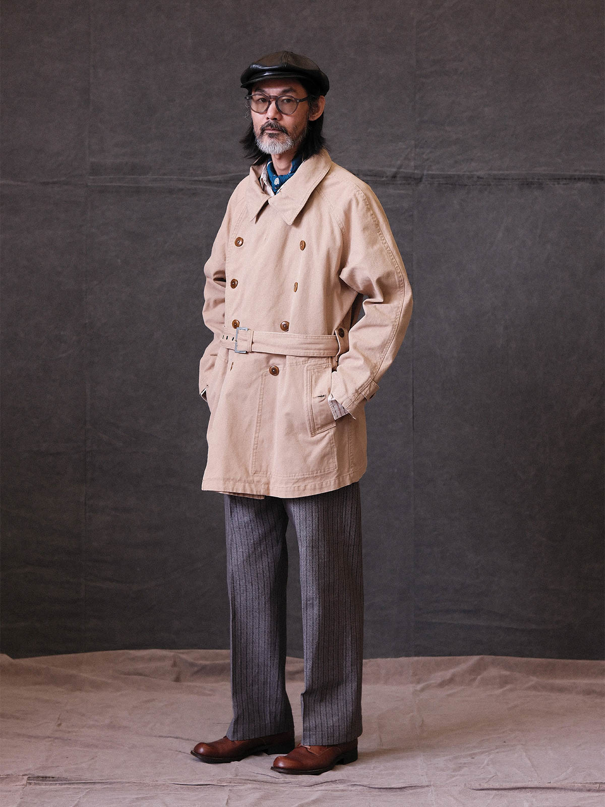 詳細画像: 調節可能な袖口やウエストベルト、ミリタリー風の多機能ポケットのディテール
モデル画像: ゆったりとしたシルエットのヴィンテージミリタリーコートの着用イメージ