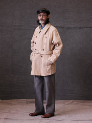 詳細画像: 調節可能な袖口やウエストベルト、ミリタリー風の多機能ポケットのディテール
モデル画像: ゆったりとしたシルエットのヴィンテージミリタリーコートの着用イメージ