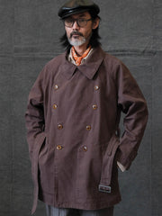 詳細画像: 調節可能な袖口やウエストベルト、ミリタリー風の多機能ポケットのディテール
モデル画像: ゆったりとしたシルエットのヴィンテージミリタリーコートの着用イメージ