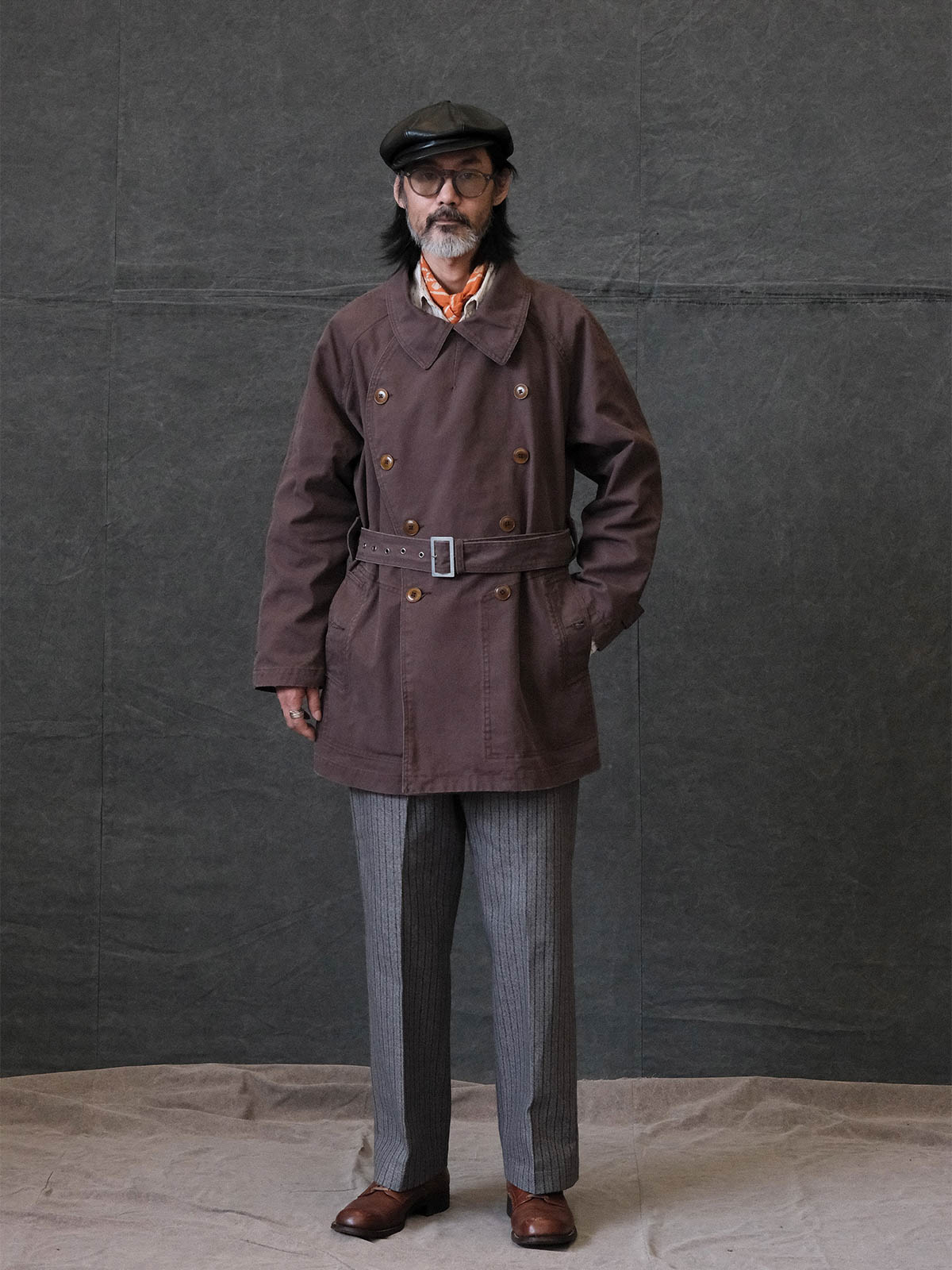 詳細画像: 調節可能な袖口やウエストベルト、ミリタリー風の多機能ポケットのディテール
モデル画像: ゆったりとしたシルエットのヴィンテージミリタリーコートの着用イメージ