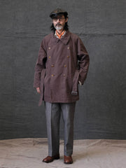 詳細画像: 調節可能な袖口やウエストベルト、ミリタリー風の多機能ポケットのディテール
モデル画像: ゆったりとしたシルエットのヴィンテージミリタリーコートの着用イメージ