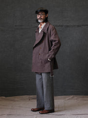 詳細画像: 調節可能な袖口やウエストベルト、ミリタリー風の多機能ポケットのディテール
モデル画像: ゆったりとしたシルエットのヴィンテージミリタリーコートの着用イメージ