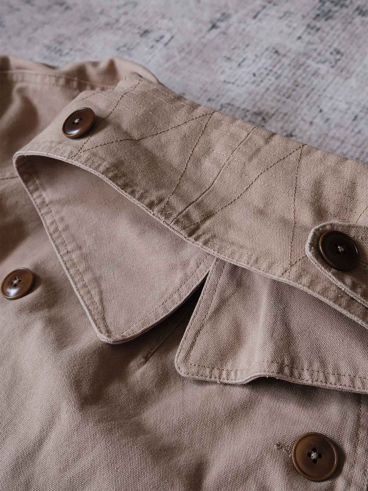 製品画像: フランス軍M38モーターサイクルダブルブレストコートの全体画像、ヴィンテージミリタリースタイル
詳細画像: 調節可能な袖口やウエストベルト、ミリタリー風の多機能ポケットのディテール