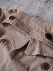 製品画像: フランス軍M38モーターサイクルダブルブレストコートの全体画像、ヴィンテージミリタリースタイル
詳細画像: 調節可能な袖口やウエストベルト、ミリタリー風の多機能ポケットのディテール