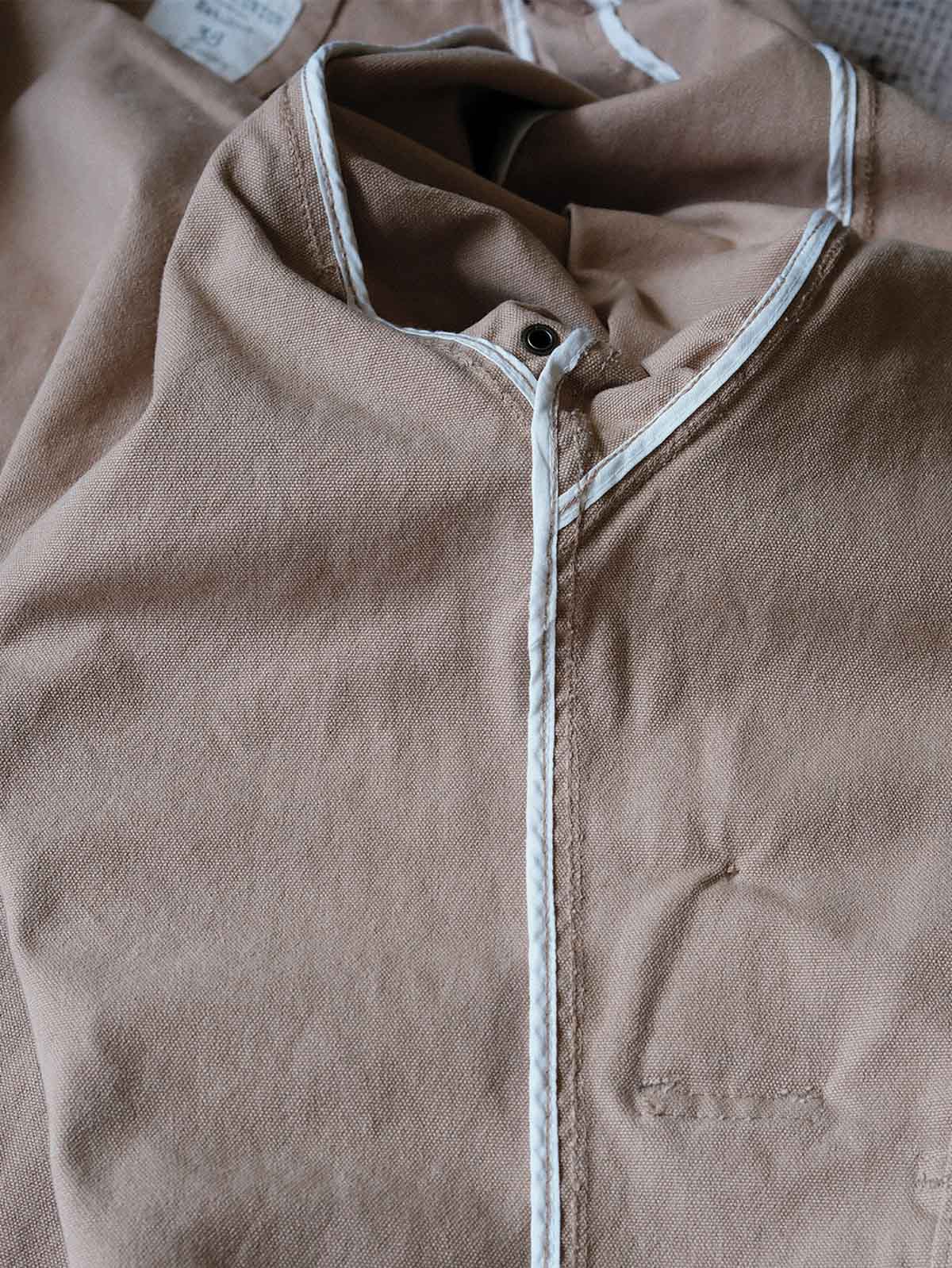 製品画像: フランス軍M38モーターサイクルダブルブレストコートの全体画像、ヴィンテージミリタリースタイル
詳細画像: 調節可能な袖口やウエストベルト、ミリタリー風の多機能ポケットのディテール