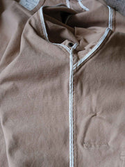 製品画像: フランス軍M38モーターサイクルダブルブレストコートの全体画像、ヴィンテージミリタリースタイル
詳細画像: 調節可能な袖口やウエストベルト、ミリタリー風の多機能ポケットのディテール