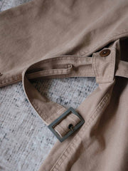 製品画像: フランス軍M38モーターサイクルダブルブレストコートの全体画像、ヴィンテージミリタリースタイル
詳細画像: 調節可能な袖口やウエストベルト、ミリタリー風の多機能ポケットのディテール