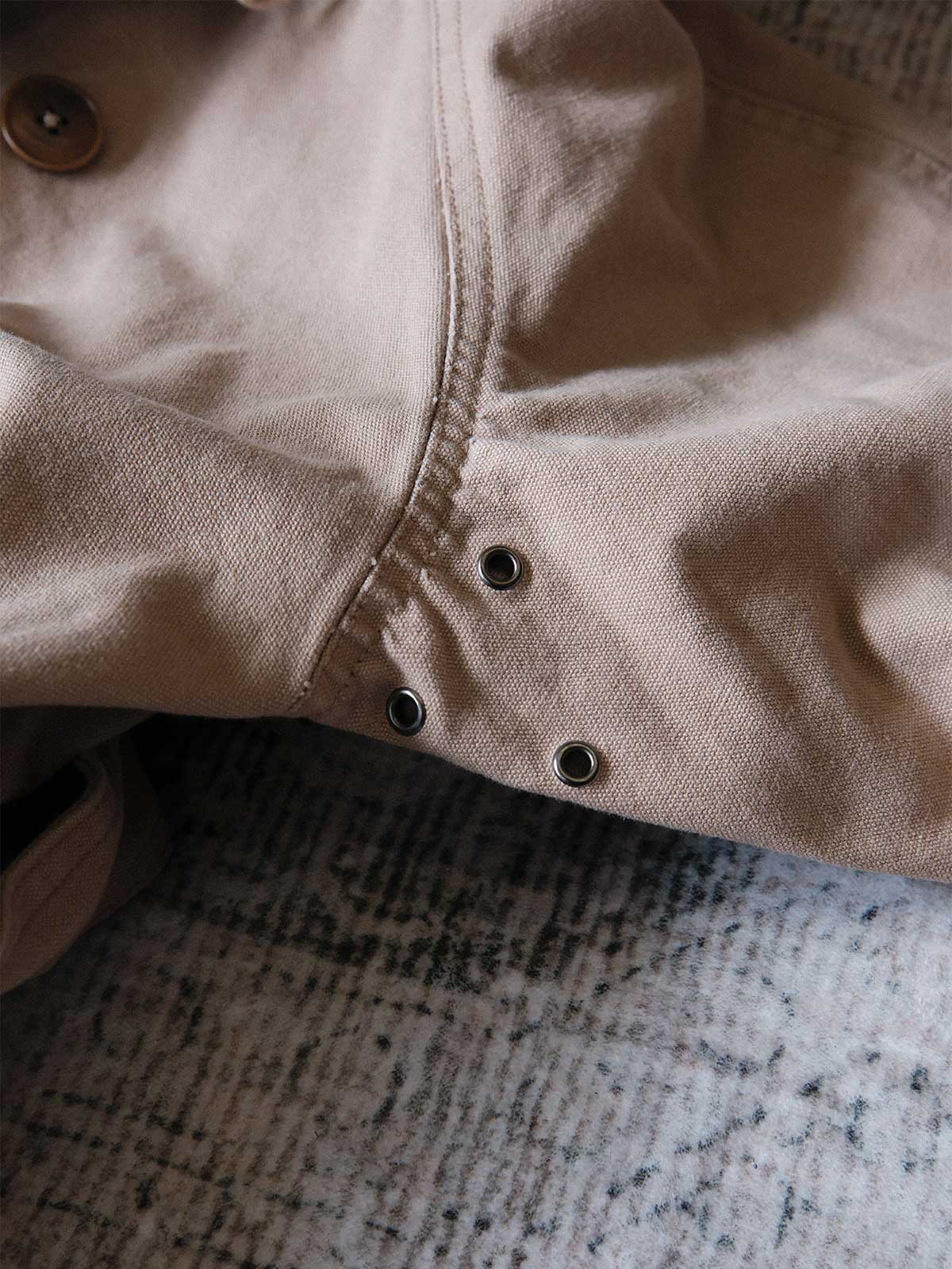 製品画像: フランス軍M38モーターサイクルダブルブレストコートの全体画像、ヴィンテージミリタリースタイル
詳細画像: 調節可能な袖口やウエストベルト、ミリタリー風の多機能ポケットのディテール