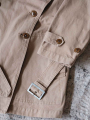 製品画像: フランス軍M38モーターサイクルダブルブレストコートの全体画像、ヴィンテージミリタリースタイル
詳細画像: 調節可能な袖口やウエストベルト、ミリタリー風の多機能ポケットのディテール