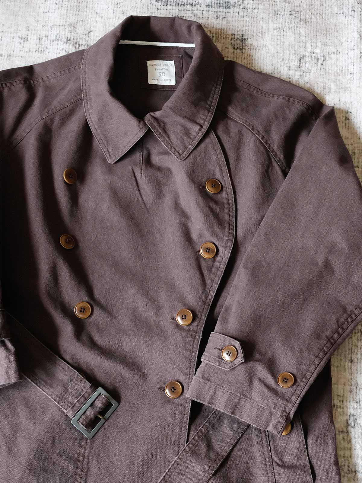 製品画像: フランス軍M38モーターサイクルダブルブレストコートの全体画像、ヴィンテージミリタリースタイル
詳細画像: 調節可能な袖口やウエストベルト、ミリタリー風の多機能ポケットのディテール