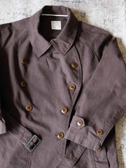 製品画像: フランス軍M38モーターサイクルダブルブレストコートの全体画像、ヴィンテージミリタリースタイル
詳細画像: 調節可能な袖口やウエストベルト、ミリタリー風の多機能ポケットのディテール