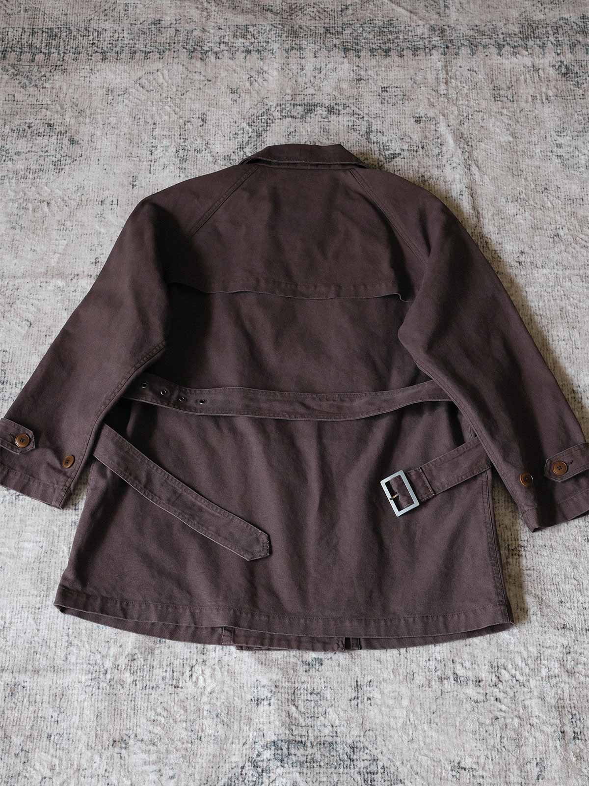 製品画像: フランス軍M38モーターサイクルダブルブレストコートの全体画像、ヴィンテージミリタリースタイル
詳細画像: 調節可能な袖口やウエストベルト、ミリタリー風の多機能ポケットのディテール