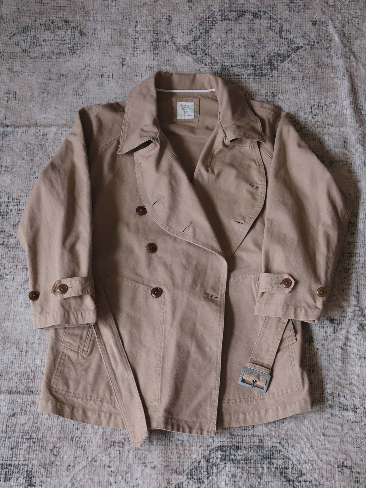 製品画像: フランス軍M38モーターサイクルダブルブレストコートの全体画像、ヴィンテージミリタリースタイル
詳細画像: 調節可能な袖口やウエストベルト、ミリタリー風の多機能ポケットのディテール