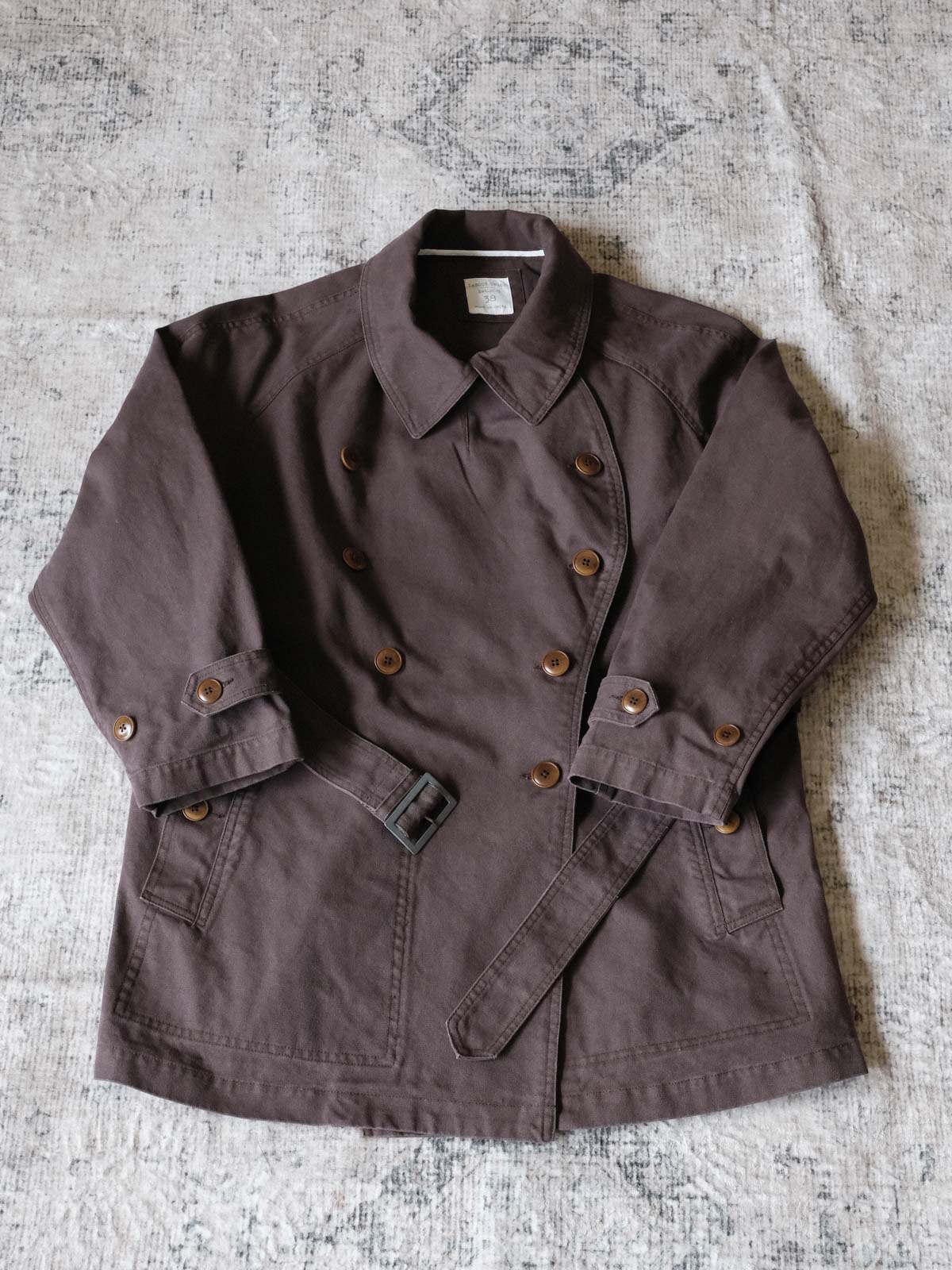 製品画像: フランス軍M38モーターサイクルダブルブレストコートの全体画像、ヴィンテージミリタリースタイル
詳細画像: 調節可能な袖口やウエストベルト、ミリタリー風の多機能ポケットのディテール