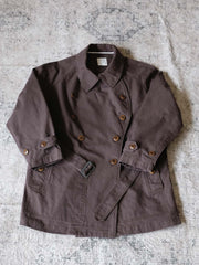 製品画像: フランス軍M38モーターサイクルダブルブレストコートの全体画像、ヴィンテージミリタリースタイル
詳細画像: 調節可能な袖口やウエストベルト、ミリタリー風の多機能ポケットのディテール