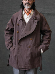 詳細画像: 調節可能な袖口やウエストベルト、ミリタリー風の多機能ポケットのディテール
モデル画像: ゆったりとしたシルエットのヴィンテージミリタリーコートの着用イメージ