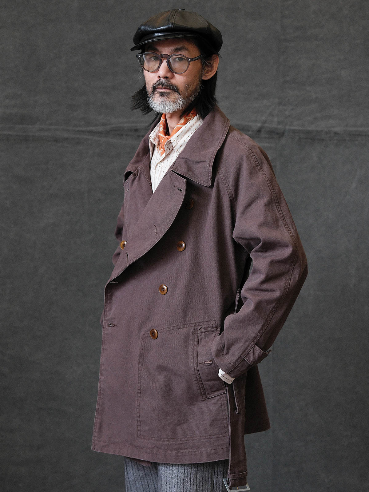 詳細画像: 調節可能な袖口やウエストベルト、ミリタリー風の多機能ポケットのディテール
モデル画像: ゆったりとしたシルエットのヴィンテージミリタリーコートの着用イメージ