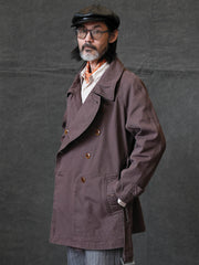 詳細画像: 調節可能な袖口やウエストベルト、ミリタリー風の多機能ポケットのディテール
モデル画像: ゆったりとしたシルエットのヴィンテージミリタリーコートの着用イメージ