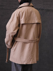 詳細画像: 調節可能な袖口やウエストベルト、ミリタリー風の多機能ポケットのディテール
モデル画像: ゆったりとしたシルエットのヴィンテージミリタリーコートの着用イメージ