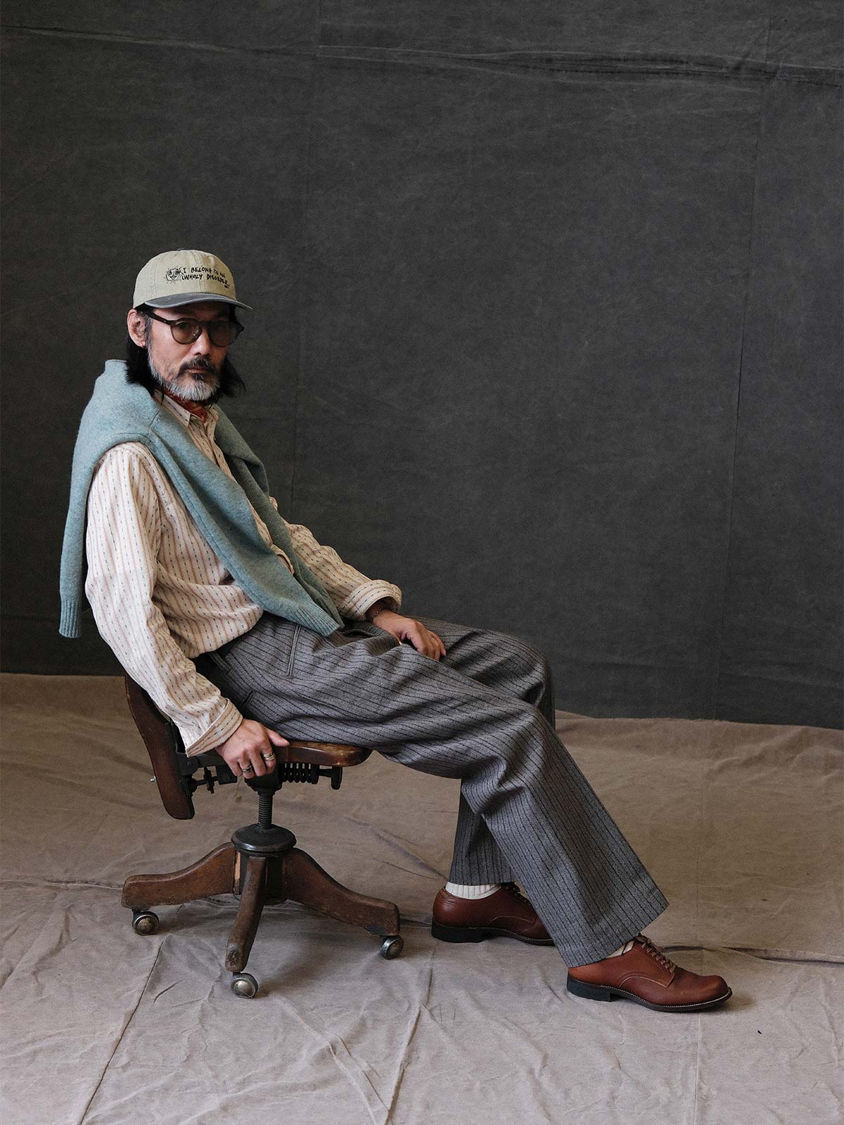 詳細画像: パンツの赤耳セルビッジコットン素材とパリスボタン、YKKスナップボタンの高級感あるディテール
モデル画像: ヴィンテージハイウエストストライプストレートパンツを着用したモデル。1930年代風のクラシックスタイルを再現