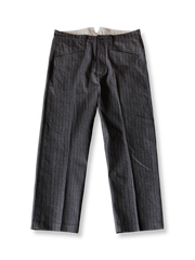 製品画像: ヴィンテージハイウエストストライプストレートパンツの正面画像。クラシックなストレートシルエットとセルビッジコットンのディテールが際立つデザイン
詳細画像: パンツの赤耳セルビッジコットン素材とパリスボタン、YKKスナップボタンの高級感あるディテール