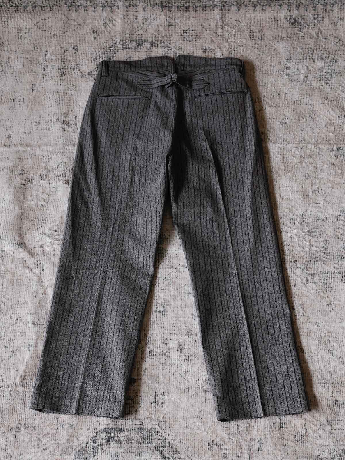製品画像: ヴィンテージハイウエストストライプストレートパンツの正面画像。クラシックなストレートシルエットとセルビッジコットンのディテールが際立つデザイン
詳細画像: パンツの赤耳セルビッジコットン素材とパリスボタン、YKKスナップボタンの高級感あるディテール