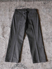 製品画像: ヴィンテージハイウエストストライプストレートパンツの正面画像。クラシックなストレートシルエットとセルビッジコットンのディテールが際立つデザイン
詳細画像: パンツの赤耳セルビッジコットン素材とパリスボタン、YKKスナップボタンの高級感あるディテール