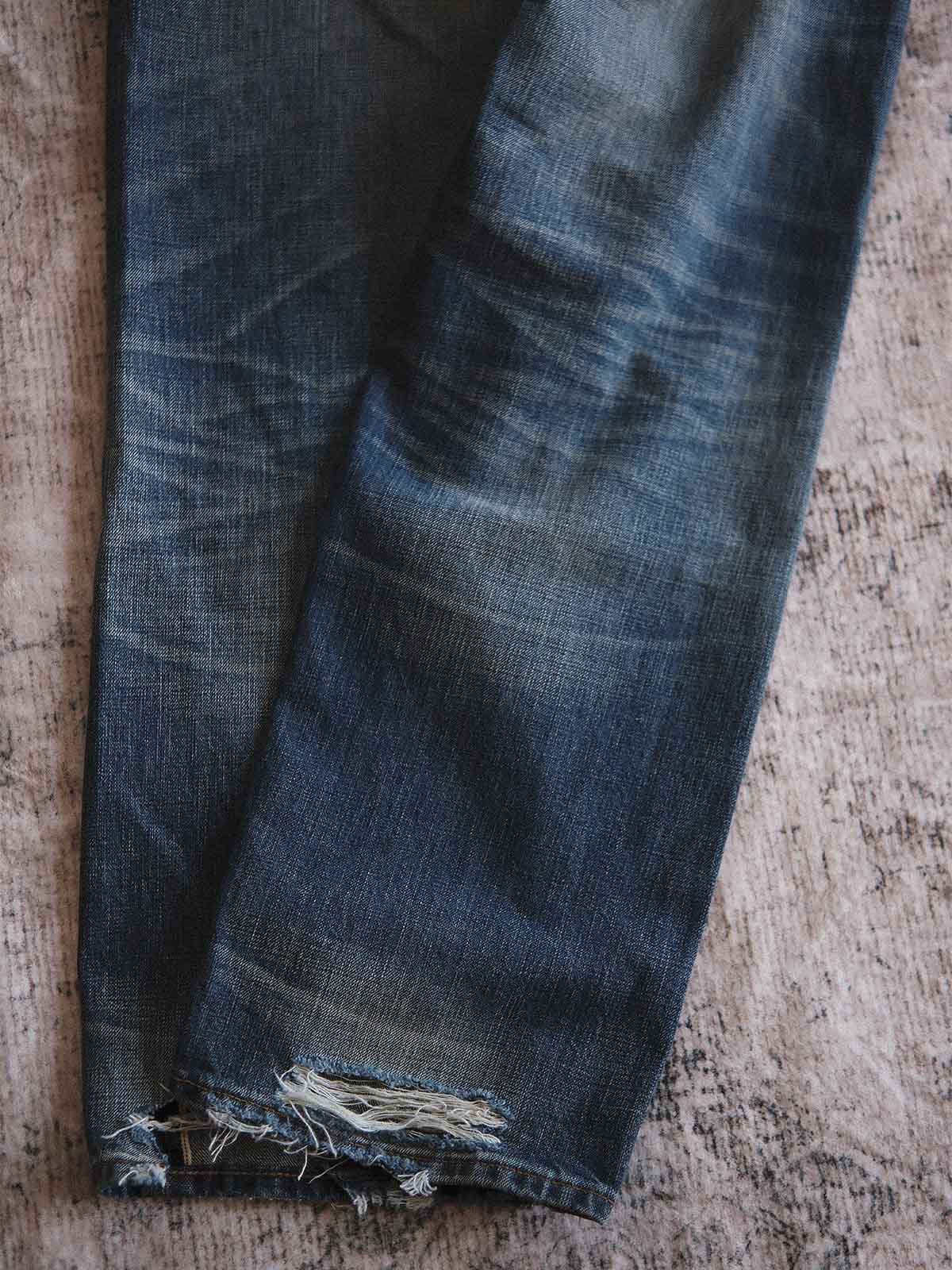 製品画像: 15.5ozのセルビッチ生地を使用した、手作業ヴィンテージウォッシュ加工ダメージデニム正面画像
詳細画像: 手作業で施されたヴィンテージウォッシュ加工のディテールとダメージ部分