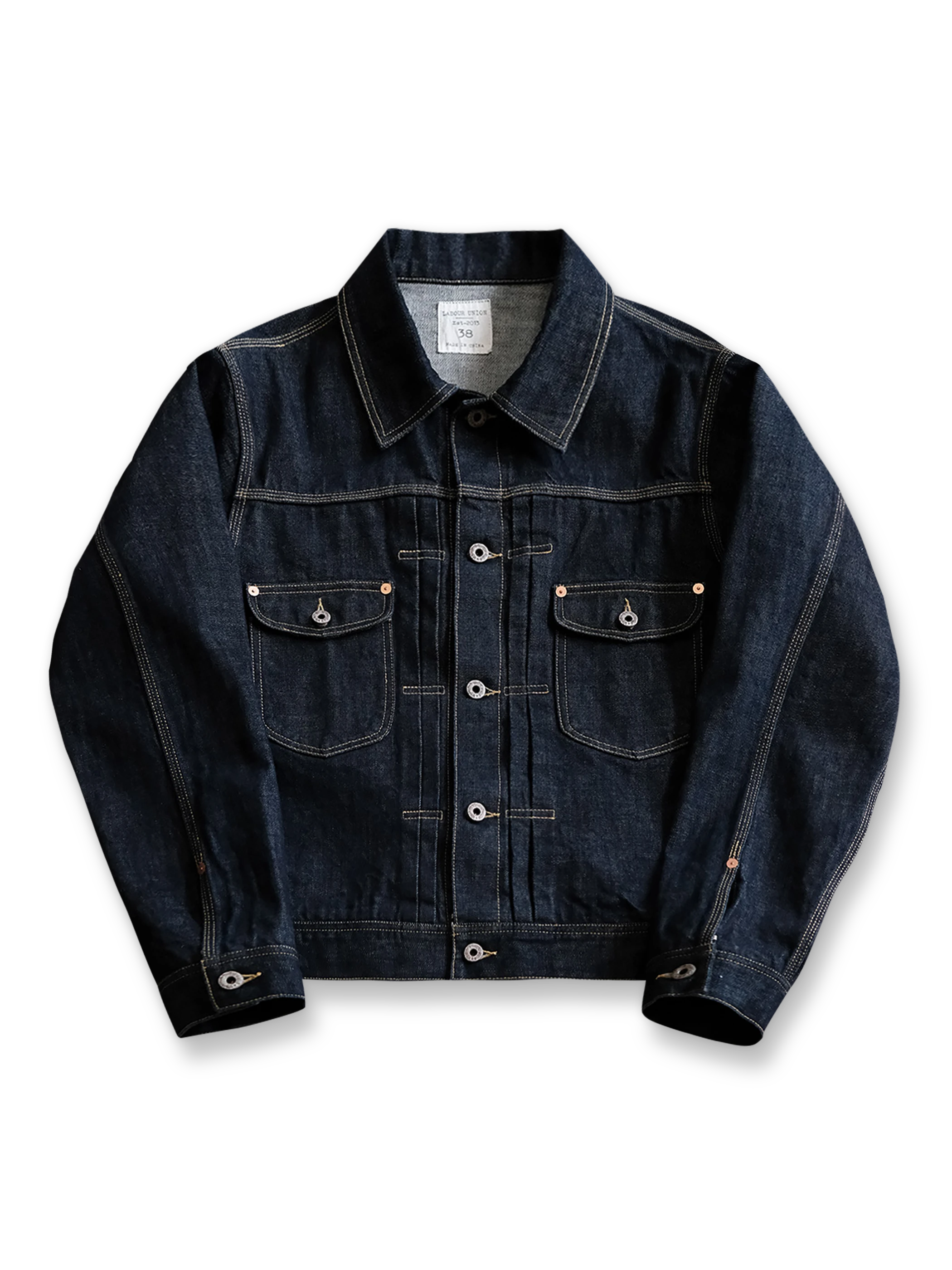 製品画像:
15.5oz生赤耳デニムジャケット全体展示。日本製の赤耳デニム素材を使用したクラシックなデザインで、レトロ感が溢れ、着心地も抜群。
詳細画像:
赤耳部分のディテールと金属ボタンのクローズアップ。伝統的な赤耳処理とクラシックな金属ボタンがヴィンテージスタイルを際立たせます。