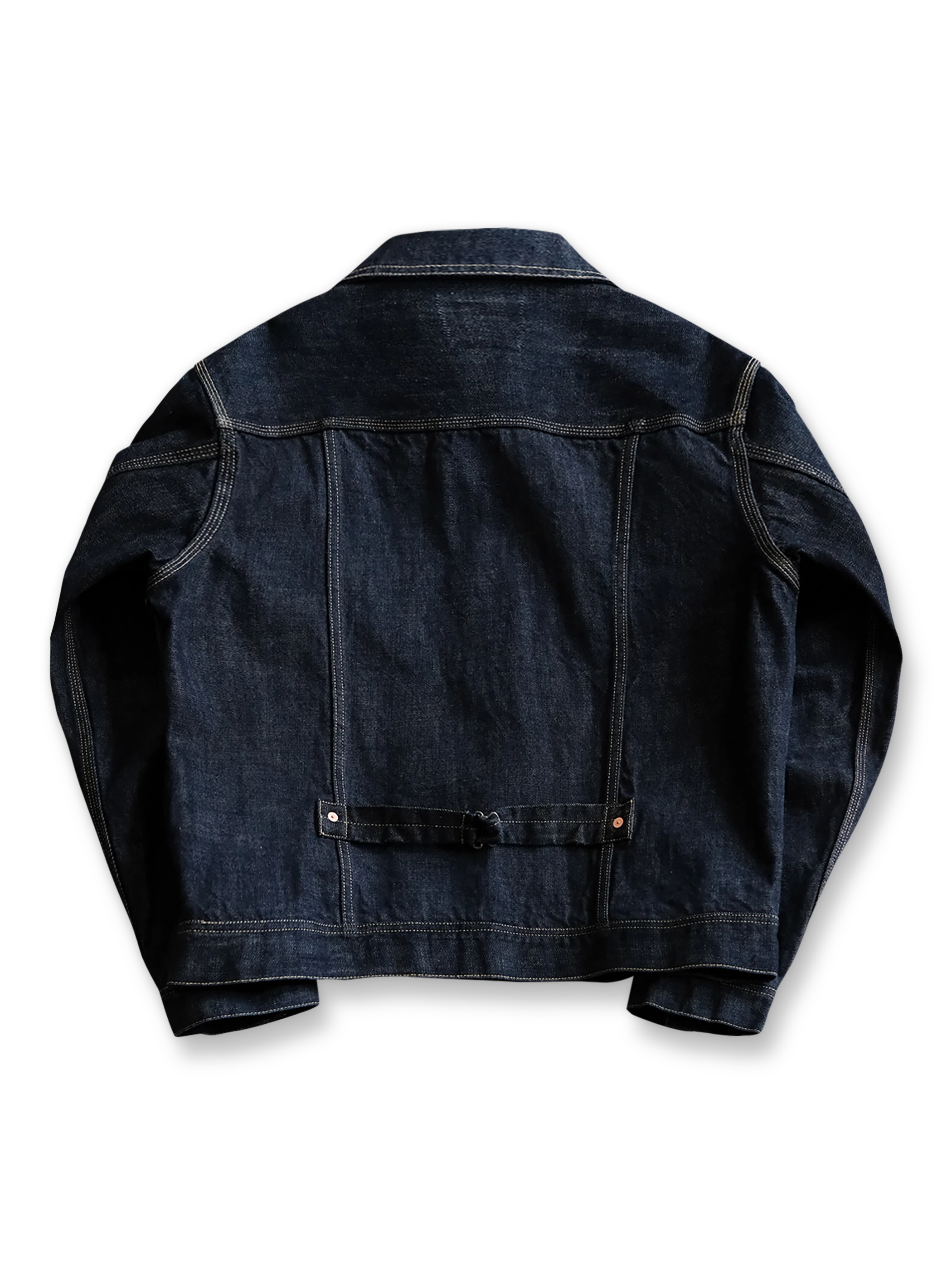 製品画像:
15.5oz生赤耳デニムジャケット全体展示。日本製の赤耳デニム素材を使用したクラシックなデザインで、レトロ感が溢れ、着心地も抜群。
詳細画像:
赤耳部分のディテールと金属ボタンのクローズアップ。伝統的な赤耳処理とクラシックな金属ボタンがヴィンテージスタイルを際立たせます。