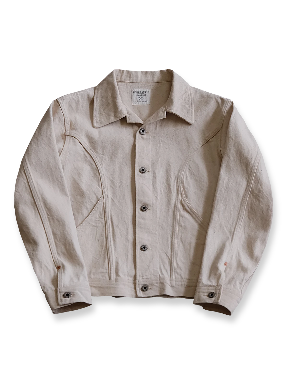 製品画像:
15.5oz生地の色赤耳デニムジャケット全体展示。日本製定織赤耳デニムを使用したクラシックなデザインで、ヴィンテージ感溢れる自然な色調を保ちながら、優れた耐久性と快適さを提供。
詳細画像:
赤耳部分のディテールと金属ボタンのクローズアップ。高級感を引き立てる赤耳デザインと精緻な金属ボタンが、ヴィンテージスタイルを際立たせます。