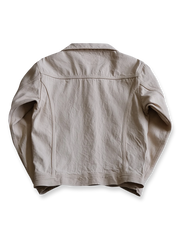 製品画像:
15.5oz生地の色赤耳デニムジャケット全体展示。日本製定織赤耳デニムを使用したクラシックなデザインで、ヴィンテージ感溢れる自然な色調を保ちながら、優れた耐久性と快適さを提供。
詳細画像:
赤耳部分のディテールと金属ボタンのクローズアップ。高級感を引き立てる赤耳デザインと精緻な金属ボタンが、ヴィンテージスタイルを際立たせます。