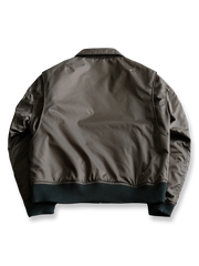 製品画像:
CWU-45Pフライトジャケット全体展示。高密度ナイロン素材と厚手のキルティング綿を使用し、ミリタリースタイルと快適性を兼ね備えたクラシックなデザイン。
詳細画像:
TALONメタルジッパーとマジックテープエンブレムのディテール。レトロ感あふれるエンブレムとジッパーが、クラシックなフライトジャケットの魅力を引き立てます。