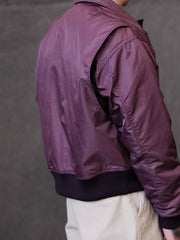 詳細画像:
TALONメタルジッパーとマジックテープエンブレムのディテール。フラップポケットやリブ編みの袖口、裾など、ミリタリーウェア特有のデザインが強調された画像。
モデル画像:
モデルがCWU-45Pフライトジャケットを着用し、ジーンズやカーゴパンツと組み合わせて、クラシックなミリタリースタイルを披露している画像。