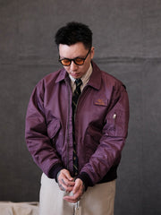 詳細画像:
TALONメタルジッパーとマジックテープエンブレムのディテール。フラップポケットやリブ編みの袖口、裾など、ミリタリーウェア特有のデザインが強調された画像。
モデル画像:
モデルがCWU-45Pフライトジャケットを着用し、ジーンズやカーゴパンツと組み合わせて、クラシックなミリタリースタイルを披露している画像。